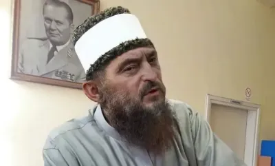 Na internetu se često mogu pronaći satirične Komšićeve fotografije koje nažalost odgovaraju realnosti