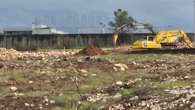 Strojevi rade na pripremi terena