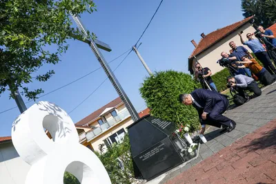 Više puta naklonio se ubijenoj hrvatskoj djeci u Vitezu