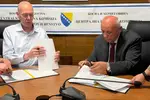 Predstavnik Smartmatica i SIP-a potpisuju ugovor, novinari saznali iz priopćenja