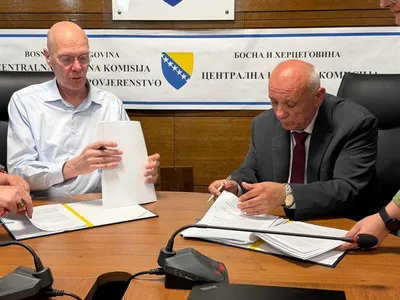 Predstavnik Smartmatica i SIP-a potpisuju ugovor, novinari saznali iz priopćenja