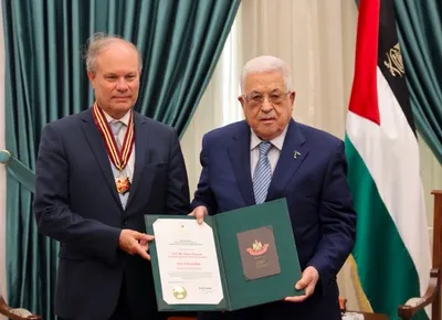 René Troccaz, tadašnji francuski generalni konzul u Jeruzalemu, s palestinskim predsjednikom Mahmoudom Abbasom prilikom dodjele odlikovanja ‘Star of Jerusalem’