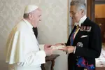 Pokojnom papi Franji je uručio akreditive pri izboru za veleposlanika pri Svetoj Stolici. Landi je član i malteškog viteškog reda